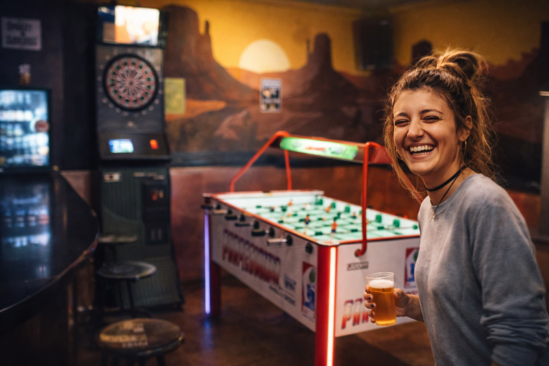Diana, futbolín chica se rie dentro del Bar Gerónimo en Laguna de Duero